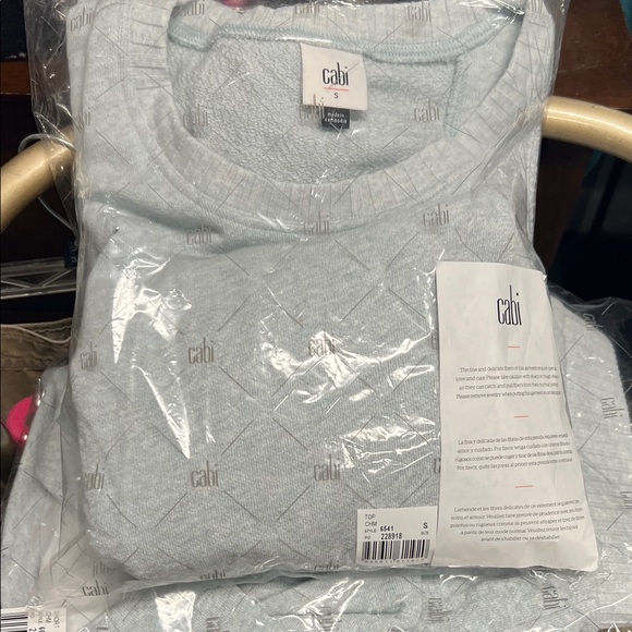 New Women's Cabi Brand Wind Down Top, light gray. - Picture 7 of 7